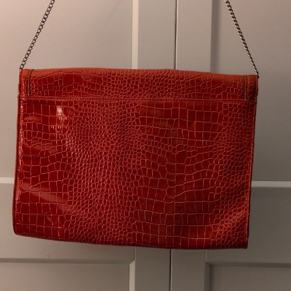 White House Black Marcket Red Crocodile Pattern Clutch Bag Nwot - Picture 4 of 15